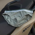 شورت مردانه جنتلمن Yashen مدل 295 با پارچه ۱۰۰٪ پنبه و استر سلولزی، کش نرم دور ران و کاپ بزرگ، راحتی و فیت عالی را تضمین می‌کند. خرید از فروشگاه جی‌جی‌پوش.