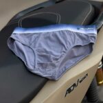 شورت مردانه جنتلمن Yashen مدل 295 با پارچه ۱۰۰٪ پنبه و استر سلولزی، کش نرم دور ران و کاپ بزرگ، راحتی و فیت عالی را تضمین می‌کند. خرید از فروشگاه جی‌جی‌پوش.