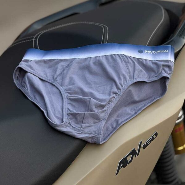 شورت مردانه جنتلمن Yashen مدل 295 با پارچه ۱۰۰٪ پنبه و استر سلولزی، کش نرم دور ران و کاپ بزرگ، راحتی و فیت عالی را تضمین می‌کند. خرید از فروشگاه جی‌جی‌پوش.