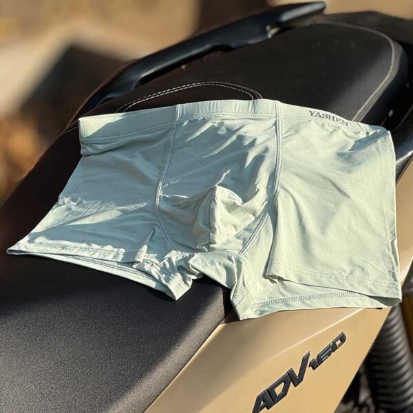 شورت مردانه یاشن مدل ژلاتینی، نیم‌پا و سوزنی، محصول کشور چین با پارچه سلولزی سبک و تنفس‌پذیر؛ مناسب مصرف روزانه و ورزش. خرید از فروشگاه جی جی پوش با ضمانت اصل بودن کالا.